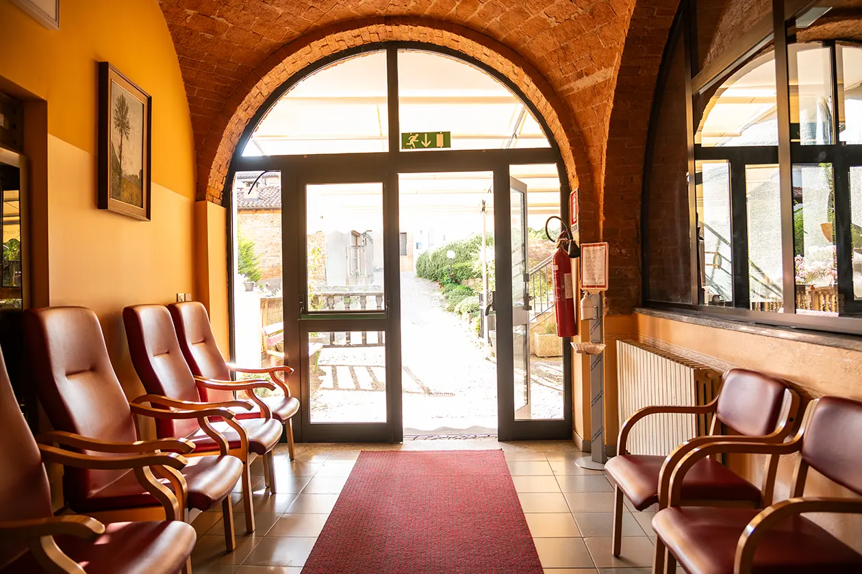 Ingresso del centro anziani La residenza, casa di riposo a Montaldo Scarampi, Asti