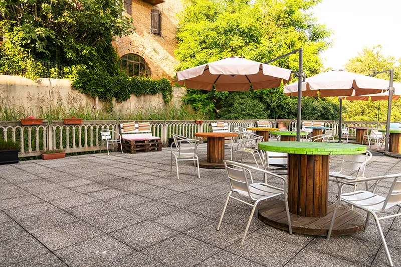 La terrazza attrezzata del pensionato di Montaldo Scarampi, Asti