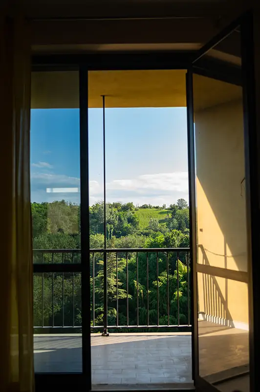 Esempio di camera panoramica sul Monferrato Unesco della casa di riposo per anziani a Montaldo Scarampi, Asti